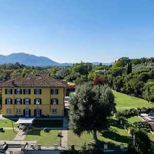 https://villa-pacini-just-18-km-outside-lucca-wall-pool.it-tuscanyhotel.com